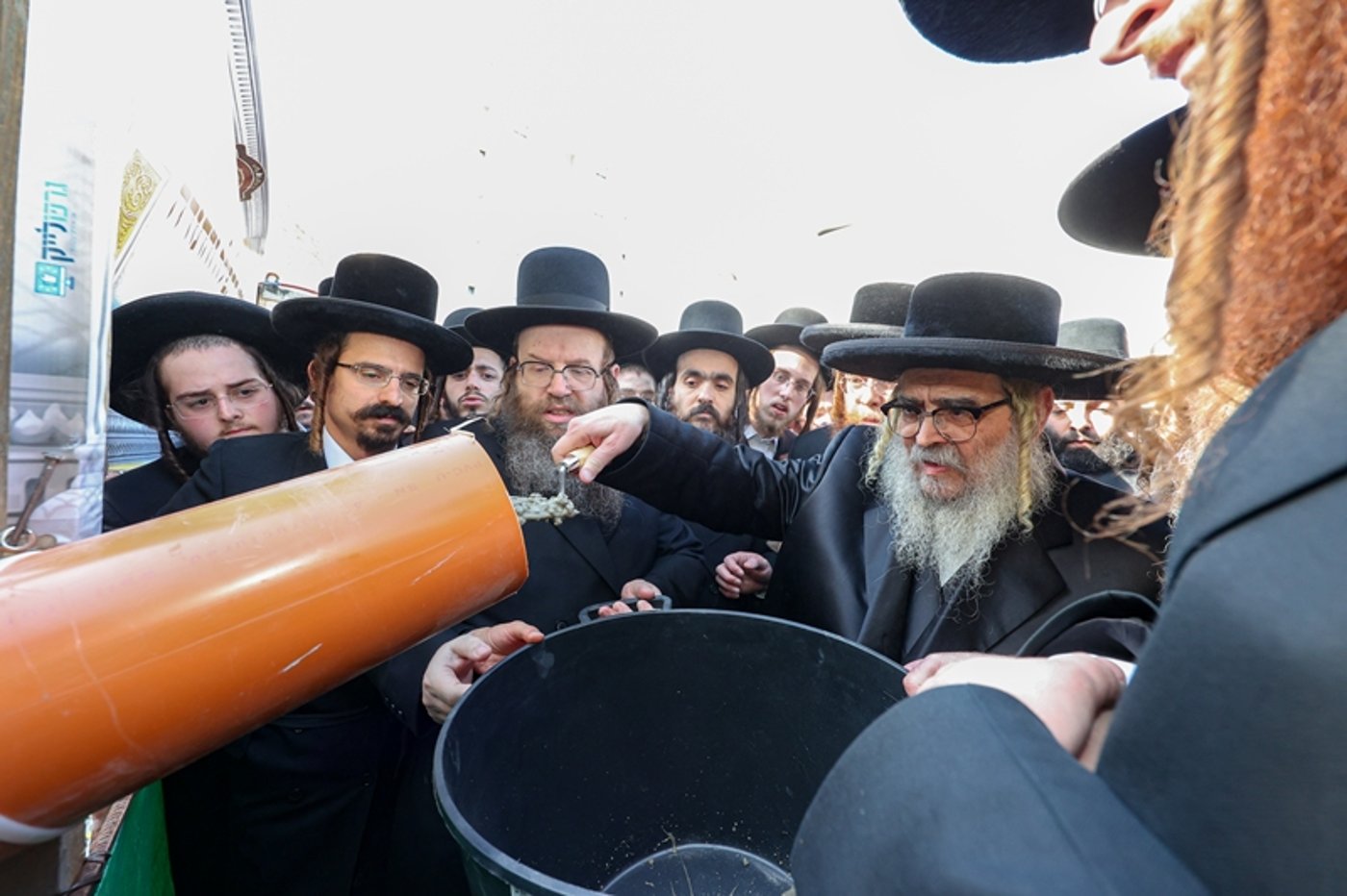 האדמו"ר מסאטמר ביציקת אבן הפינה בבית שמש