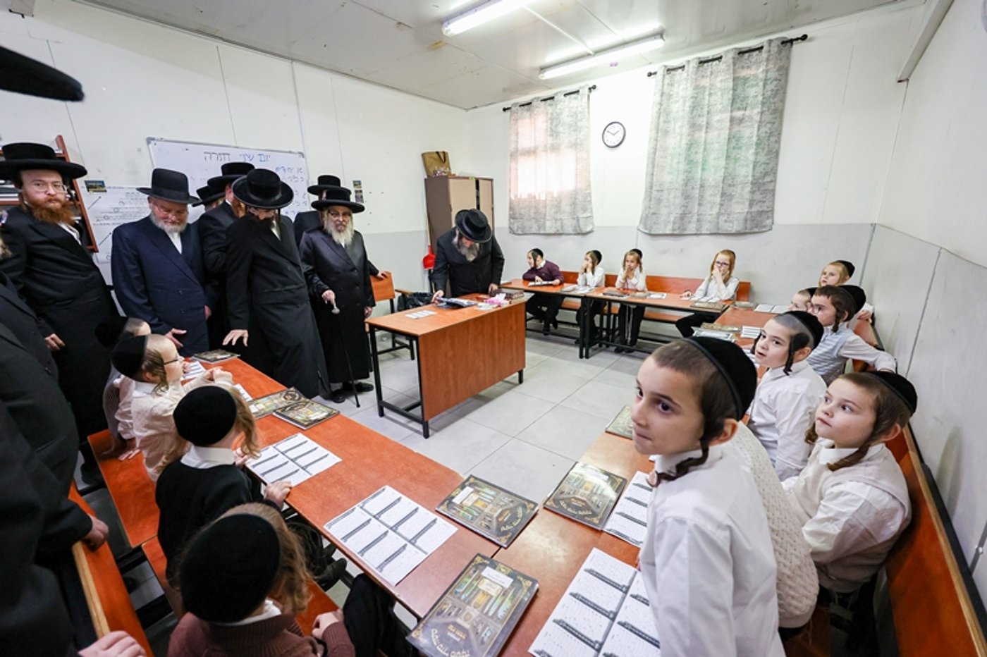 האדמו"ר מסאטמר בביקור בת"ת בבית שמש