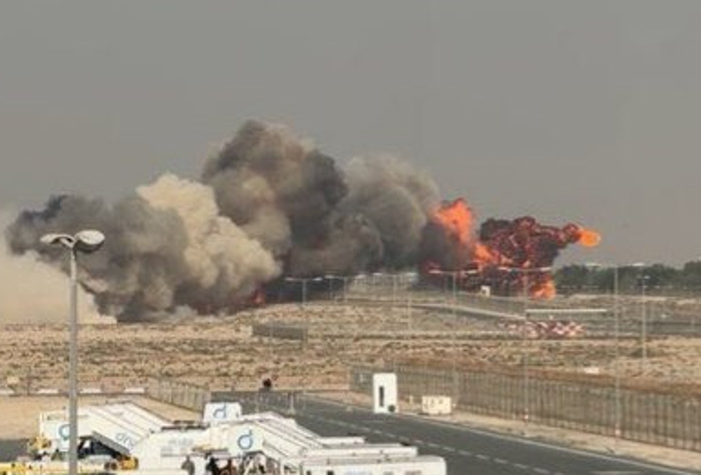 תיעוד דרמטי בדובאי: מטוס קרב הודי התרסק במהלך מפגן – הטייס נהרג