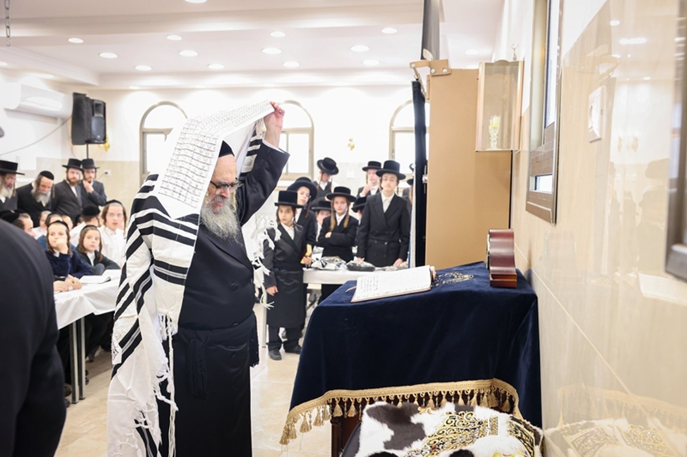 האדמו"ר מסאטמר בתפילת שחרית בבית שמש