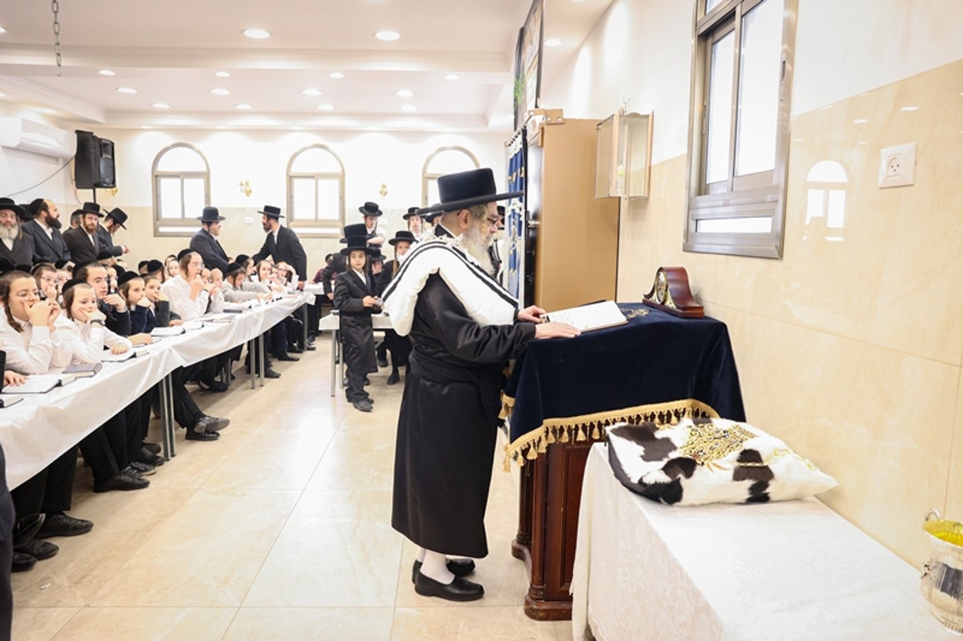 האדמו"ר מסאטמר בתפילת שחרית בבית שמש