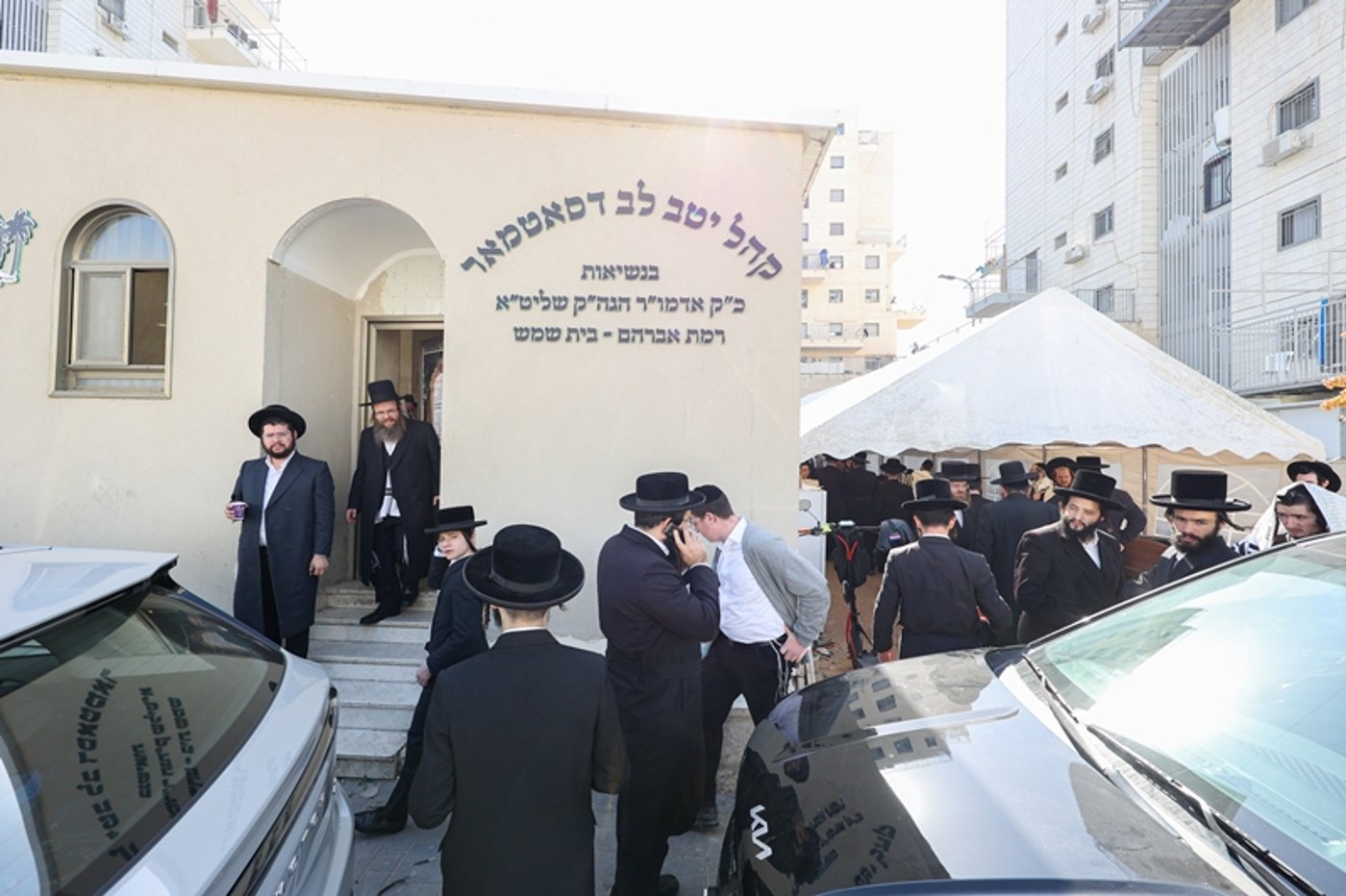 האדמו"ר מסאטמר בתפילת שחרית בבית שמש