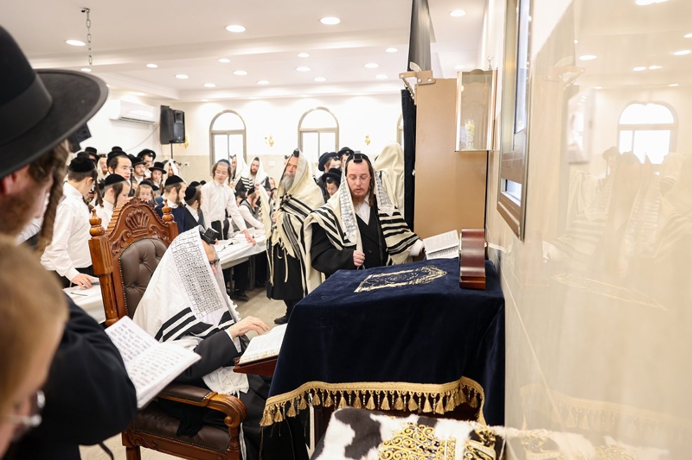 האדמו"ר מסאטמר בתפילת שחרית בבית שמש