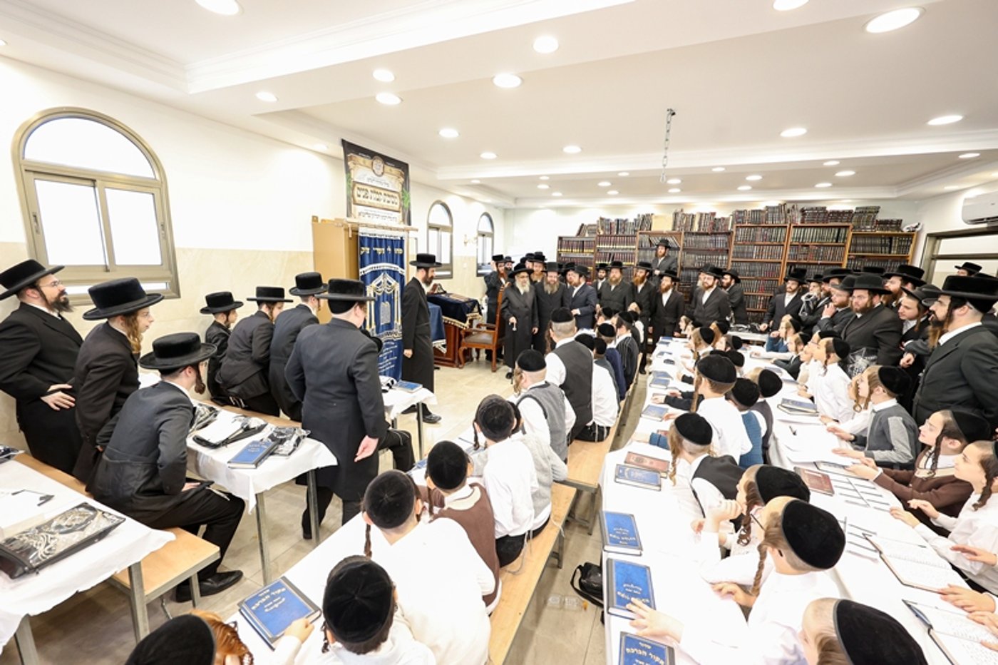 האדמו"ר מסאטמר בתפילת שחרית בבית שמש