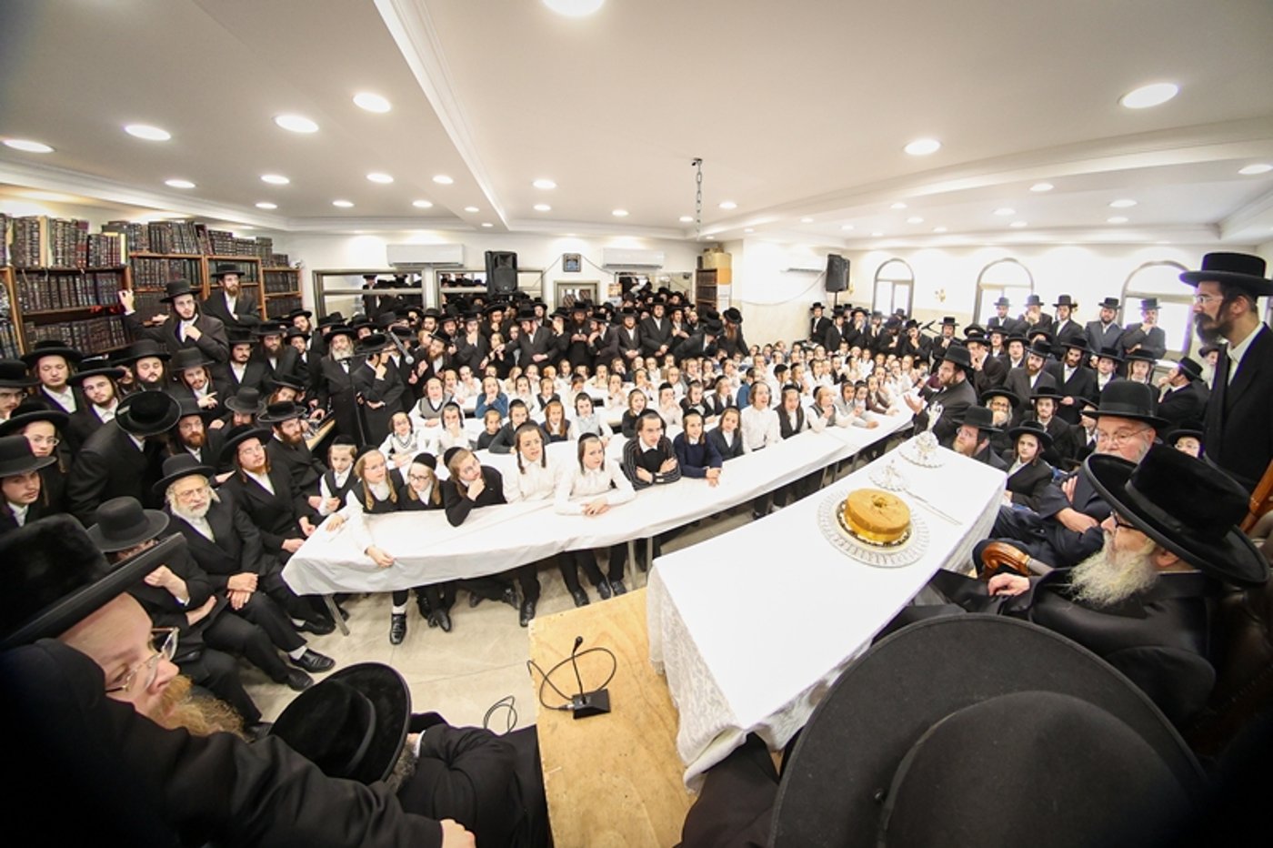 האדמו"ר מסאטמר בתפילת שחרית בבית שמש