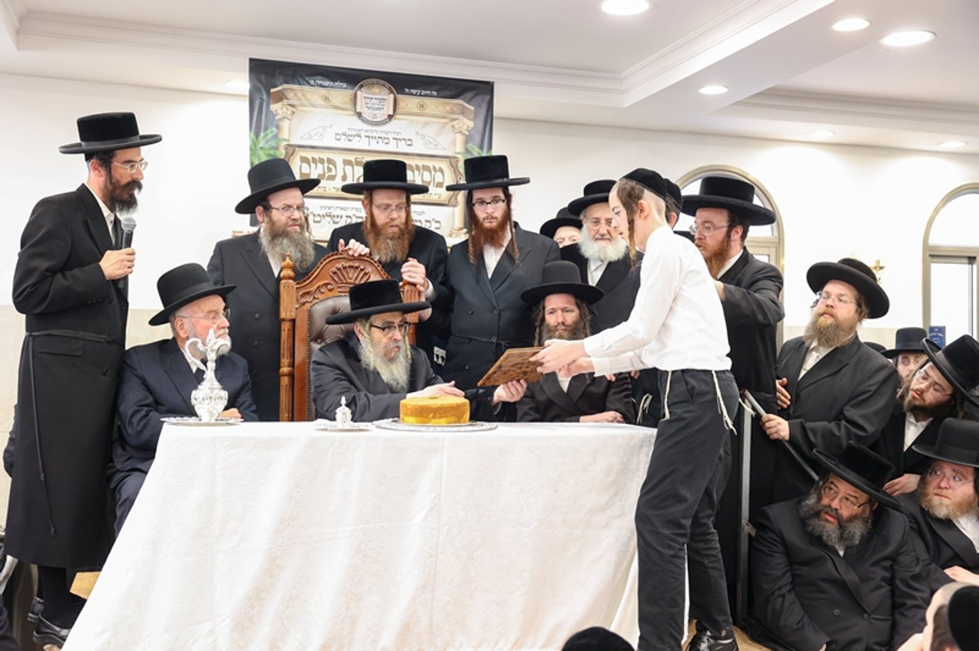 האדמו"ר מסאטמר בתפילת שחרית בבית שמש