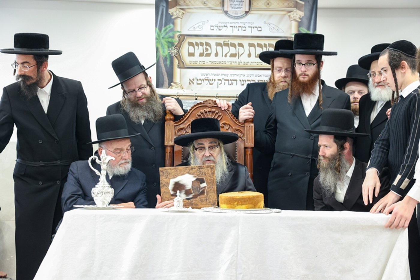 האדמו"ר מסאטמר בתפילת שחרית בבית שמש