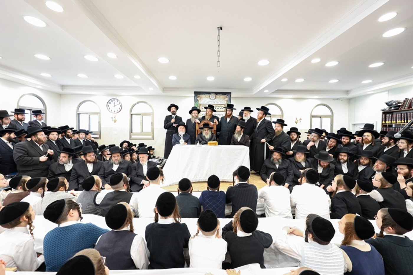 האדמו"ר מסאטמר בתפילת שחרית בבית שמש