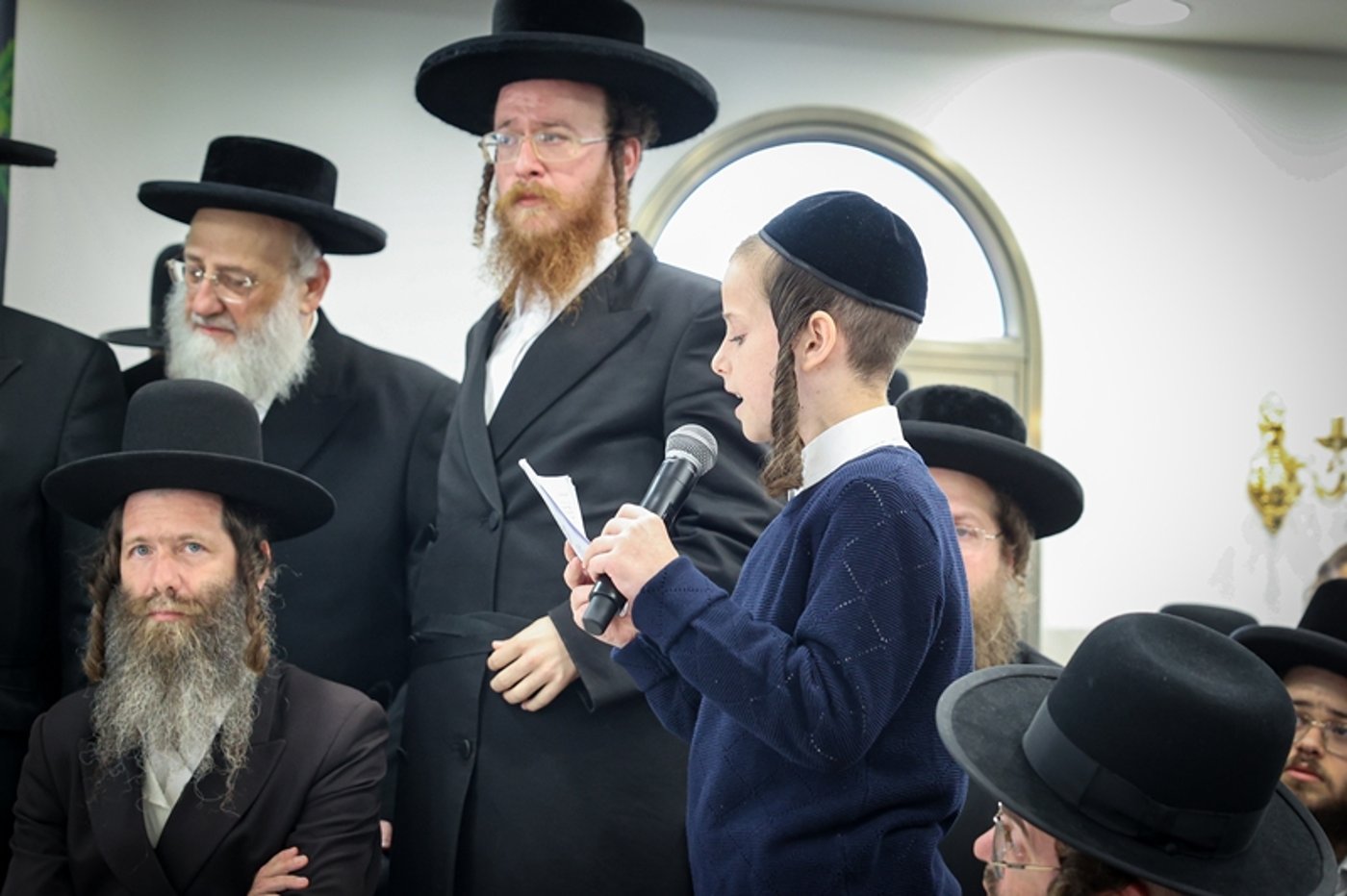 האדמו"ר מסאטמר בתפילת שחרית בבית שמש