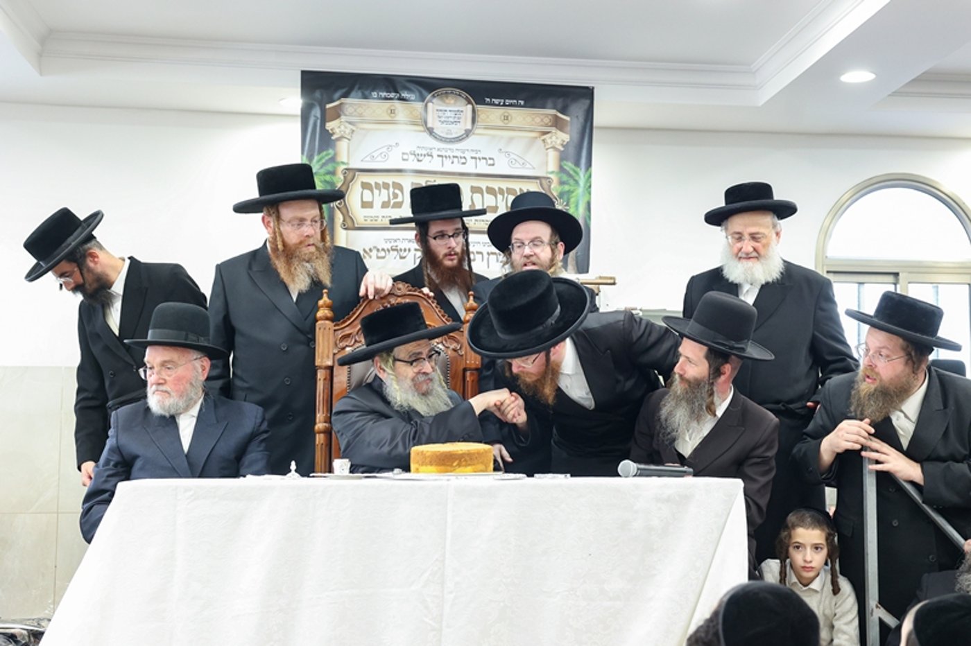 האדמו"ר מסאטמר בתפילת שחרית בבית שמש