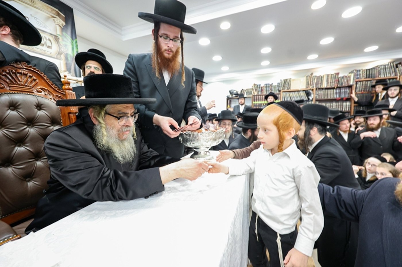 האדמו"ר מסאטמר בתפילת שחרית בבית שמש