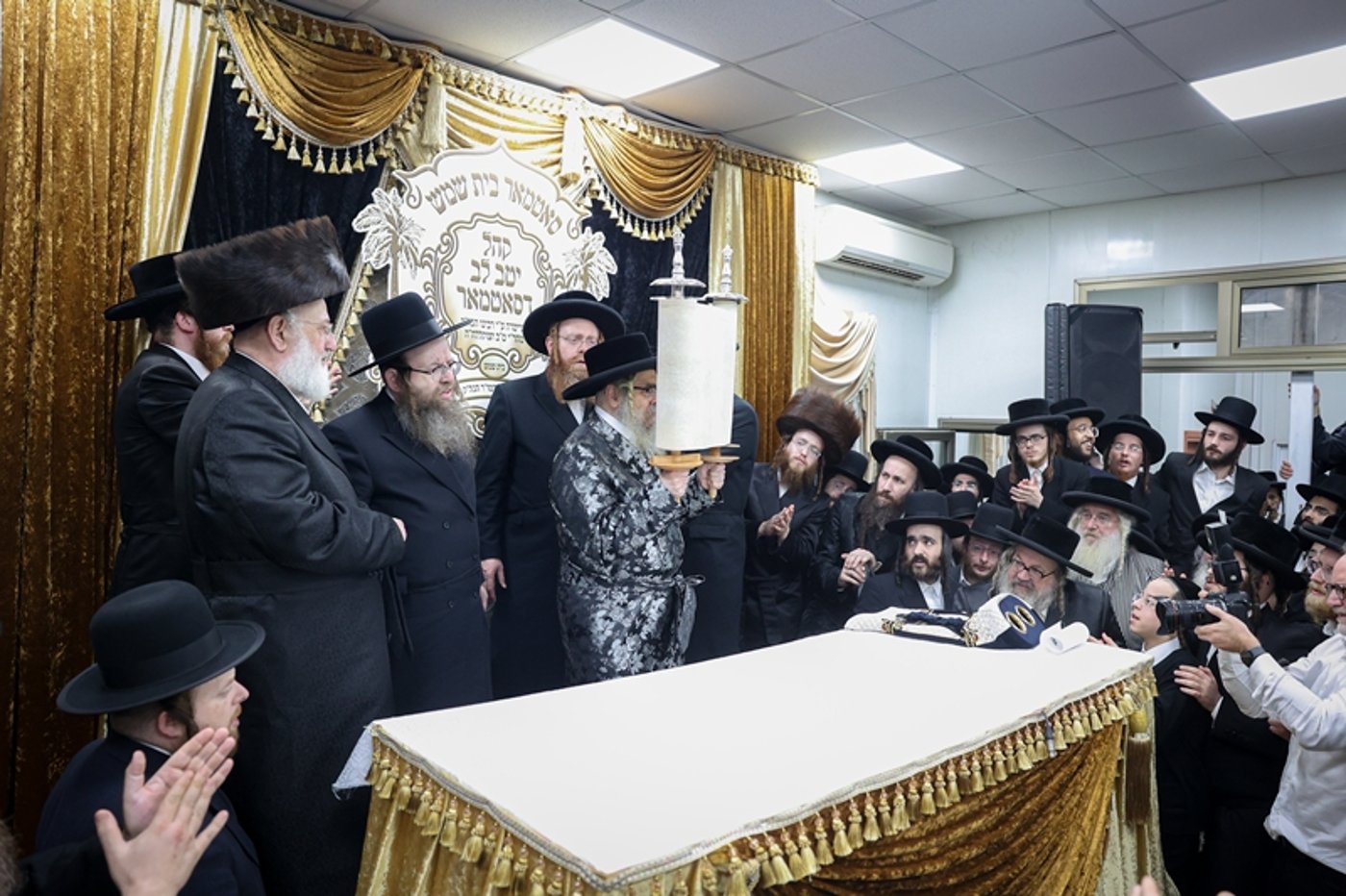 האדמו"ר מסאטמר בסיום כתיבת ס"ת