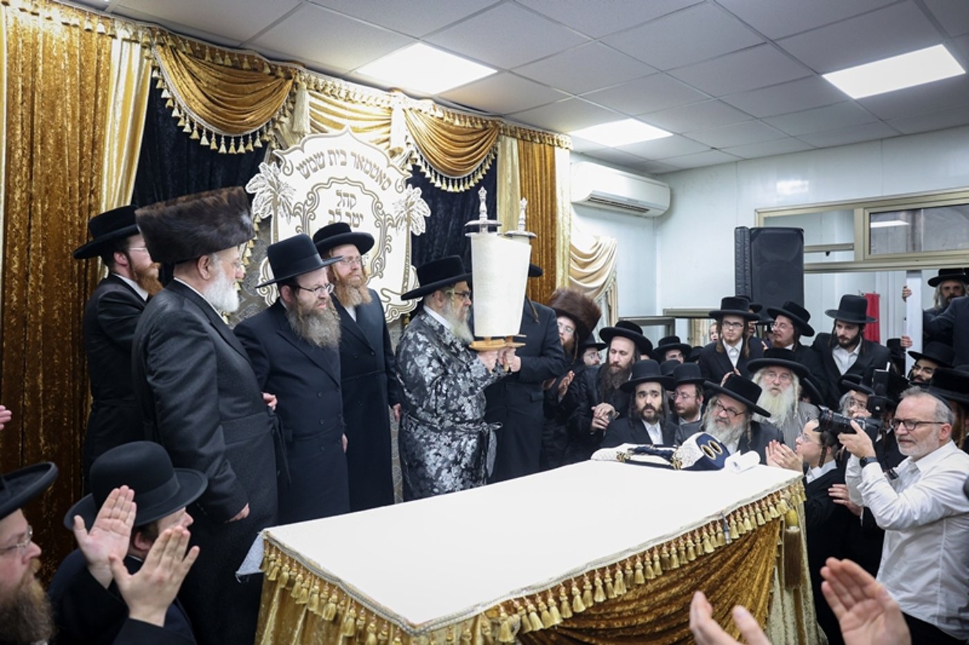 האדמו"ר מסאטמר בסיום כתיבת ס"ת