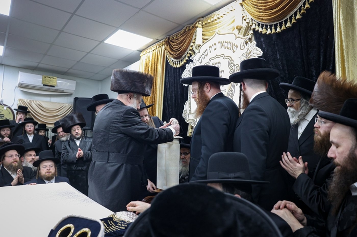 האדמו"ר מסאטמר בסיום כתיבת ס"ת