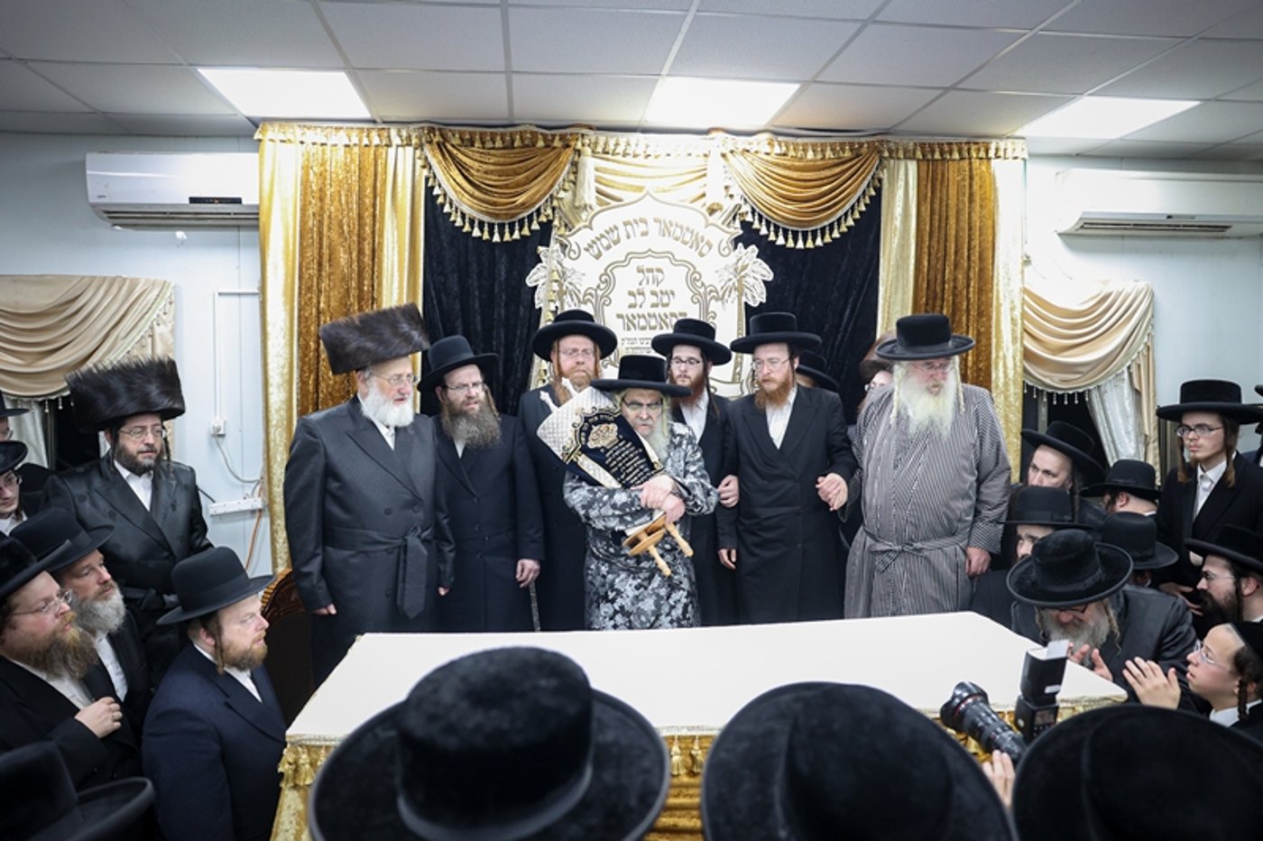 האדמו"ר מסאטמר בסיום כתיבת ס"ת