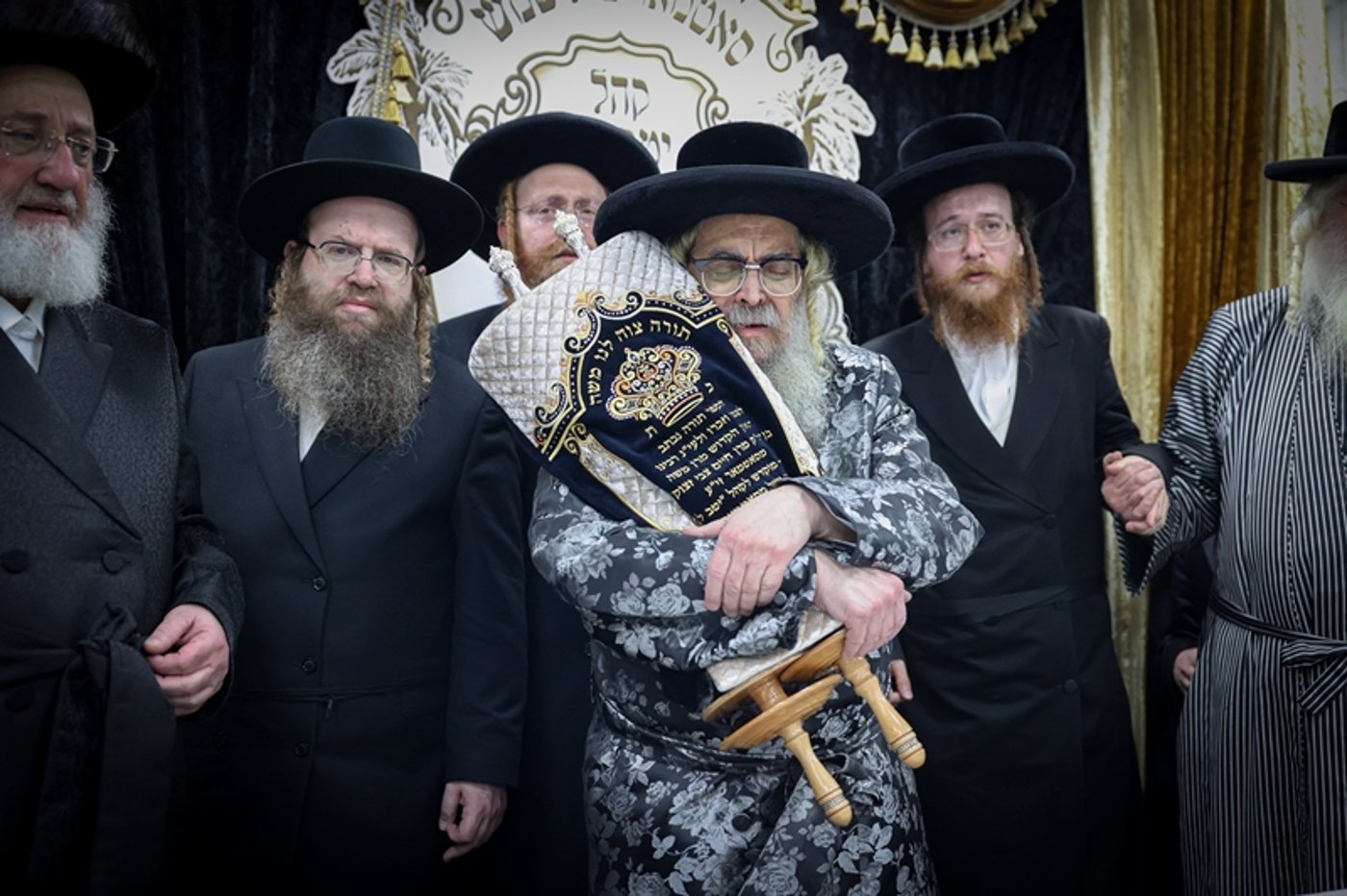 האדמו"ר מסאטמר בסיום כתיבת ס"ת