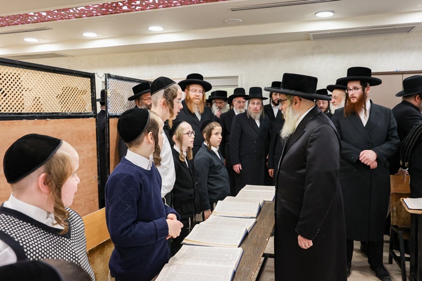 האדמו"ר מסאטמר בסיום כתיבת ס"ת