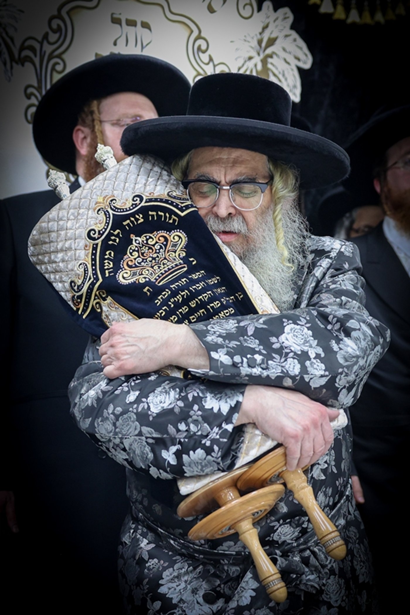 האדמו"ר מסאטמר בסיום כתיבת ס"ת