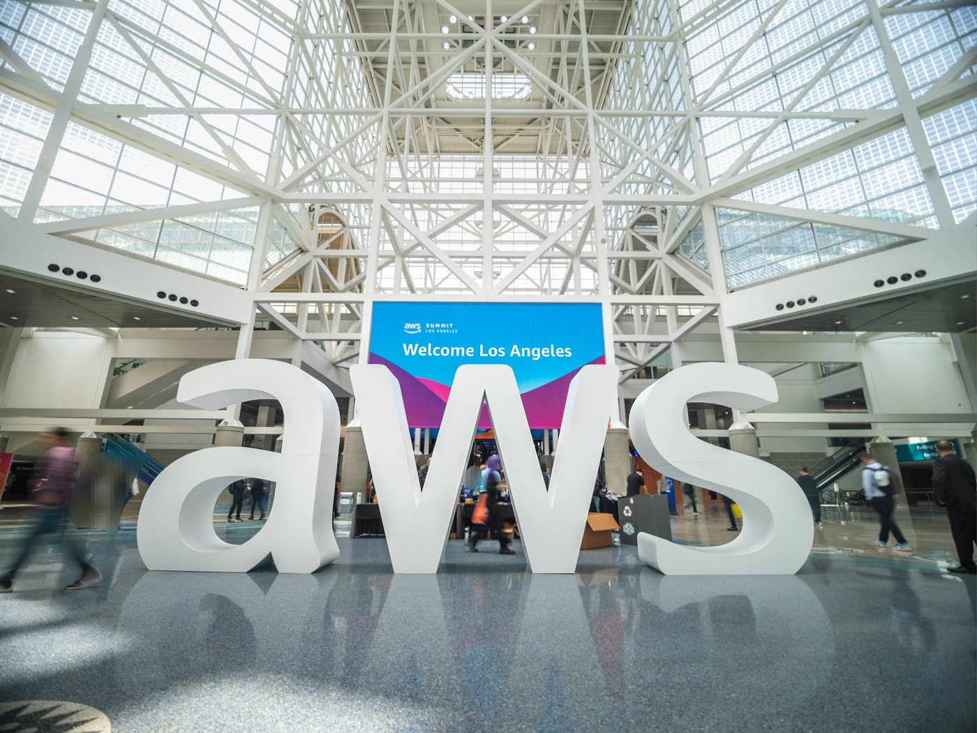 לוגי של חברת שירותי האינטרנט של אמזון מוצג בכנס בלוס אנג'לס