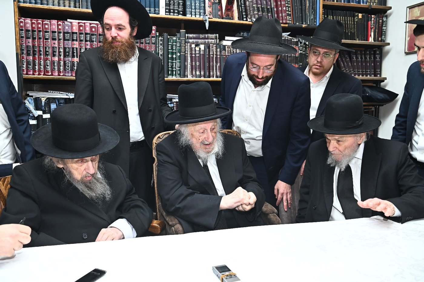 גדולי ישראל ביום חמישי האחרון במעונו של הגרב"ד פוברסקי