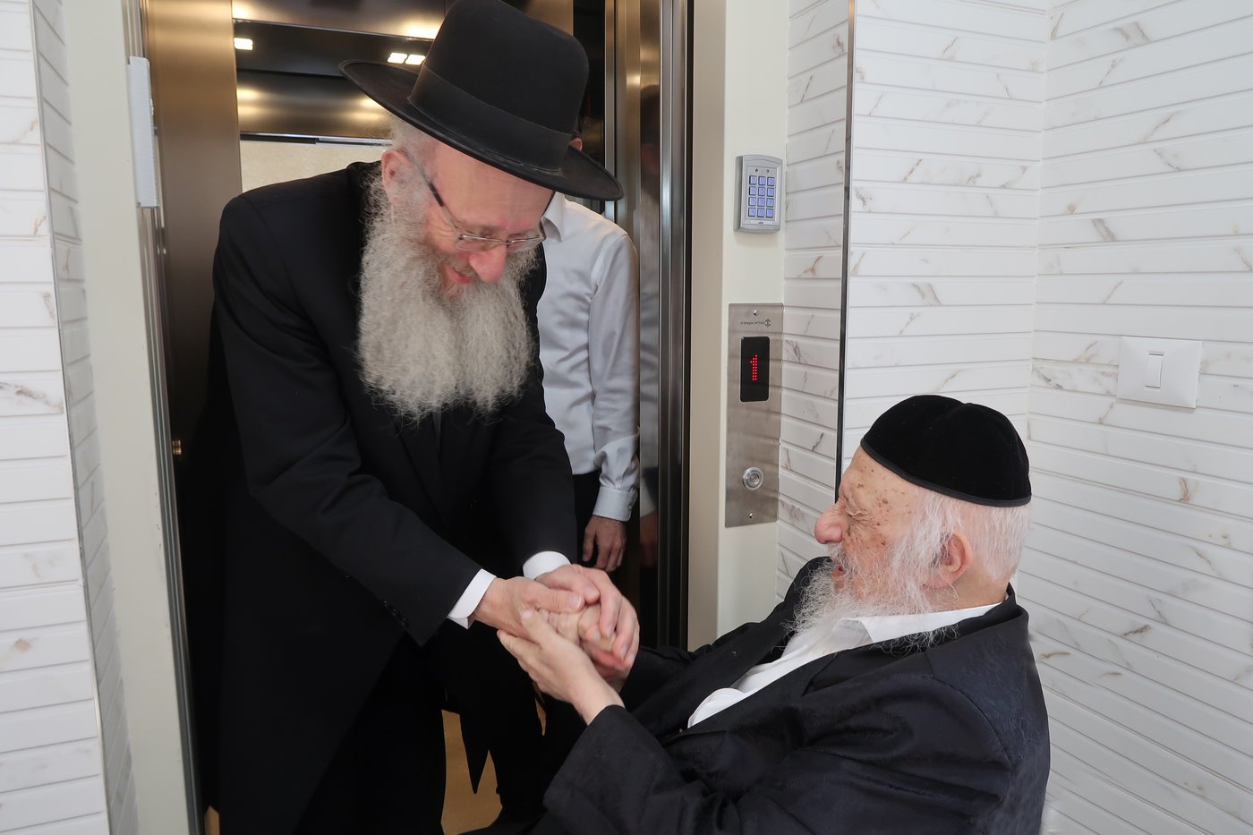 קביעת מזוזה במעלית בביתו של הגרב"ד פוברסקי