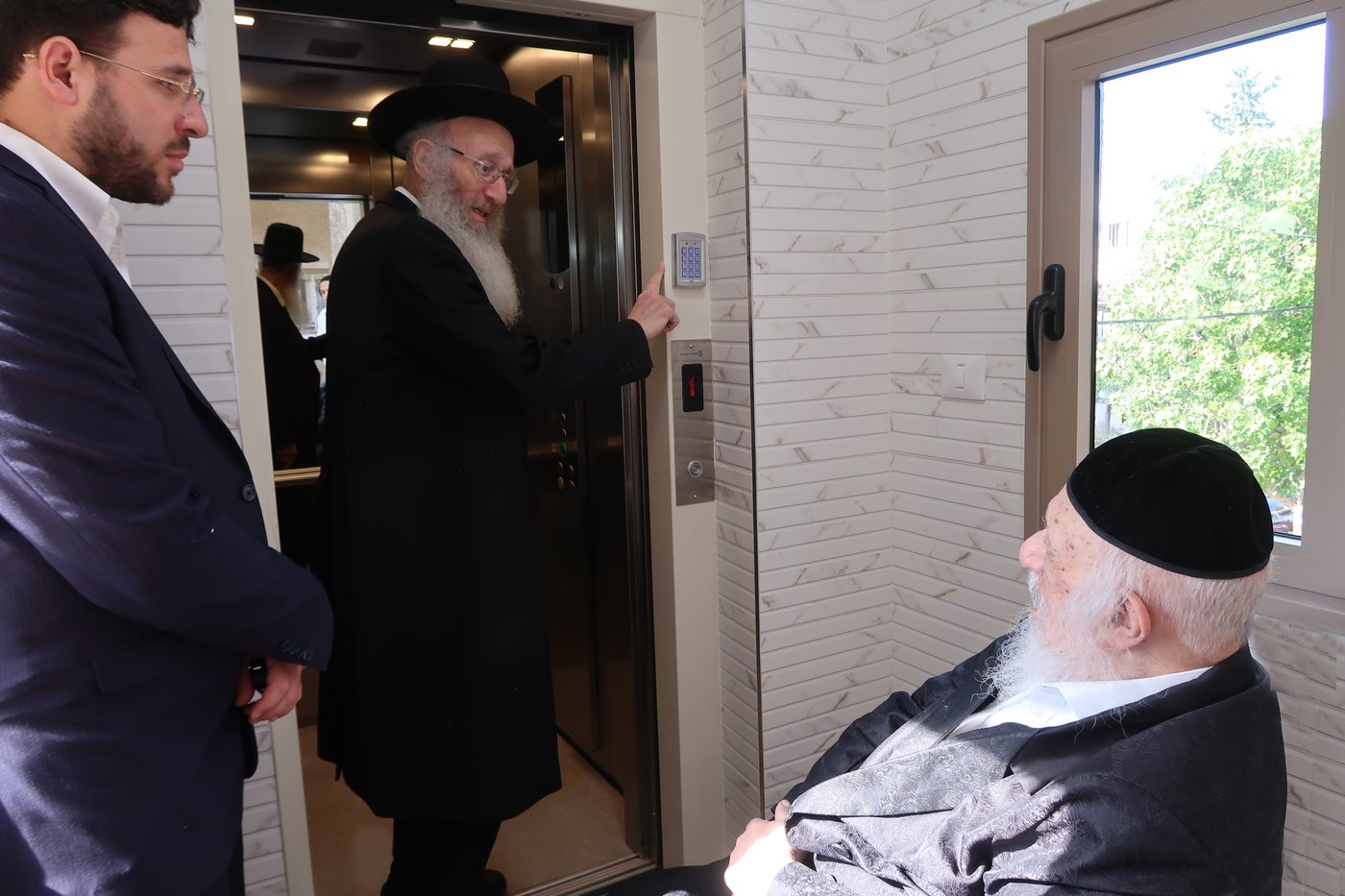 קביעת מזוזה במעלית בביתו של הגרב"ד פוברסקי