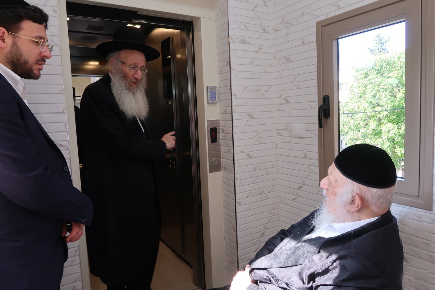 קביעת מזוזה במעלית בביתו של הגרב"ד פוברסקי