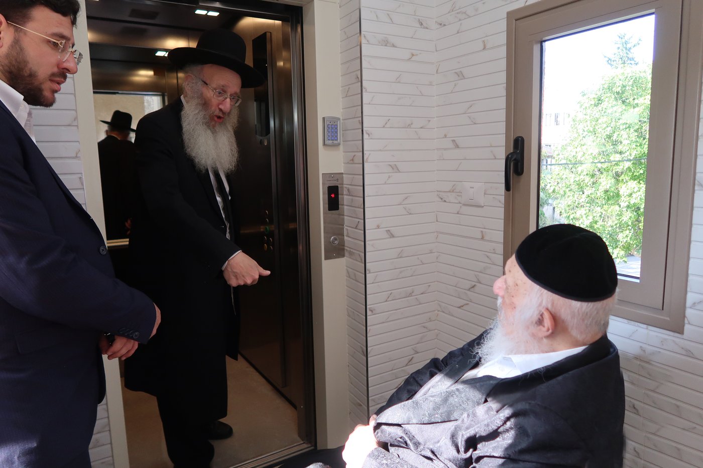 קביעת מזוזה במעלית בביתו של הגרב"ד פוברסקי