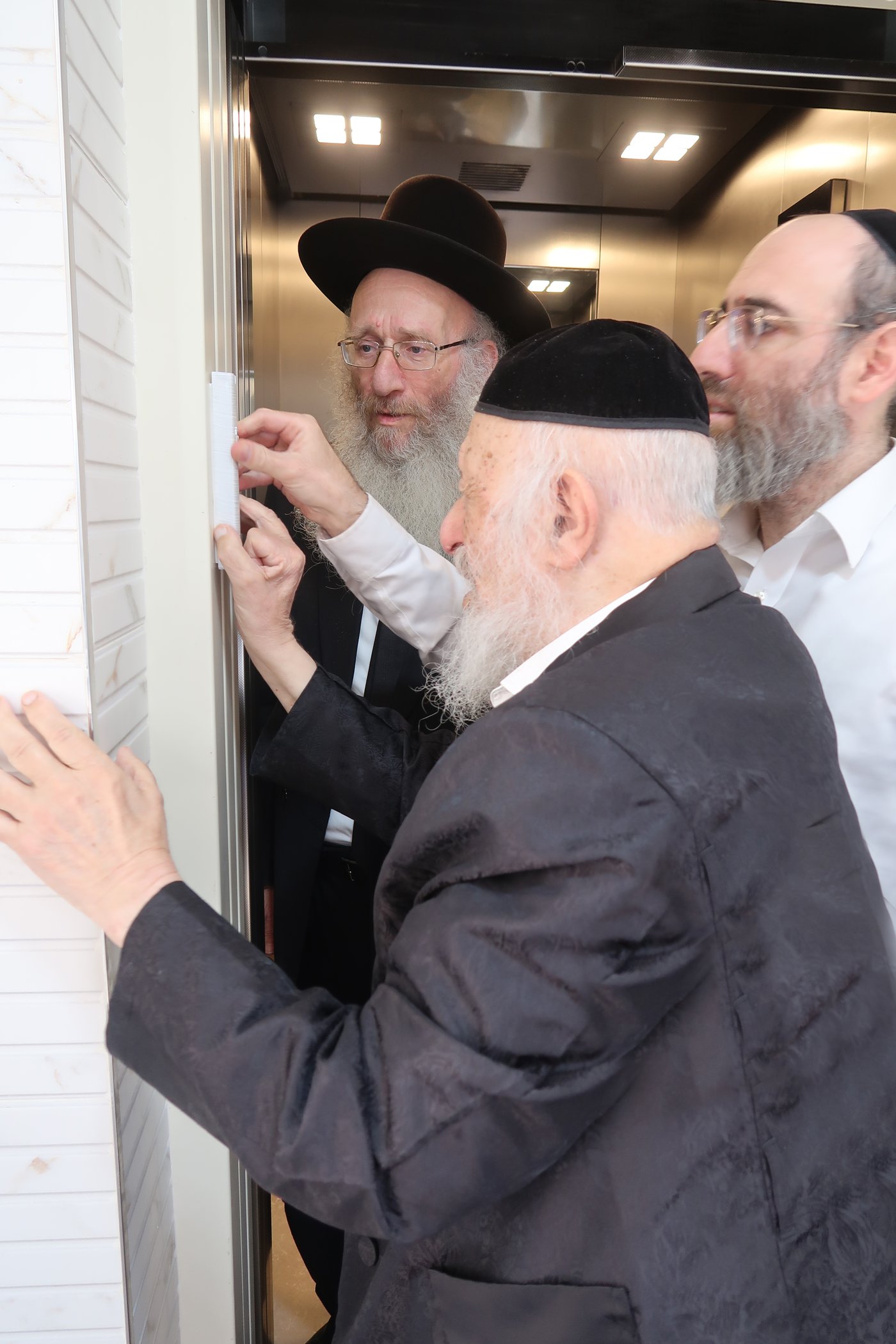 קביעת מזוזה במעלית בביתו של הגרב"ד פוברסקי