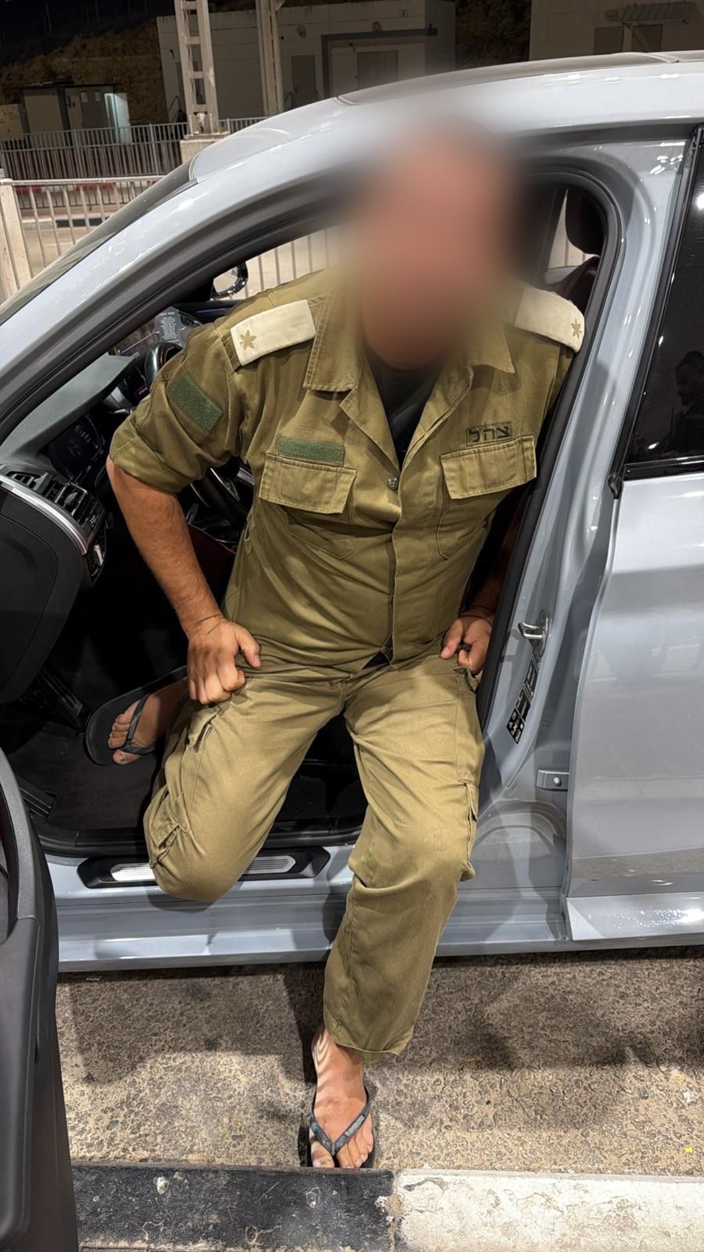 עם כפכפים ומדים