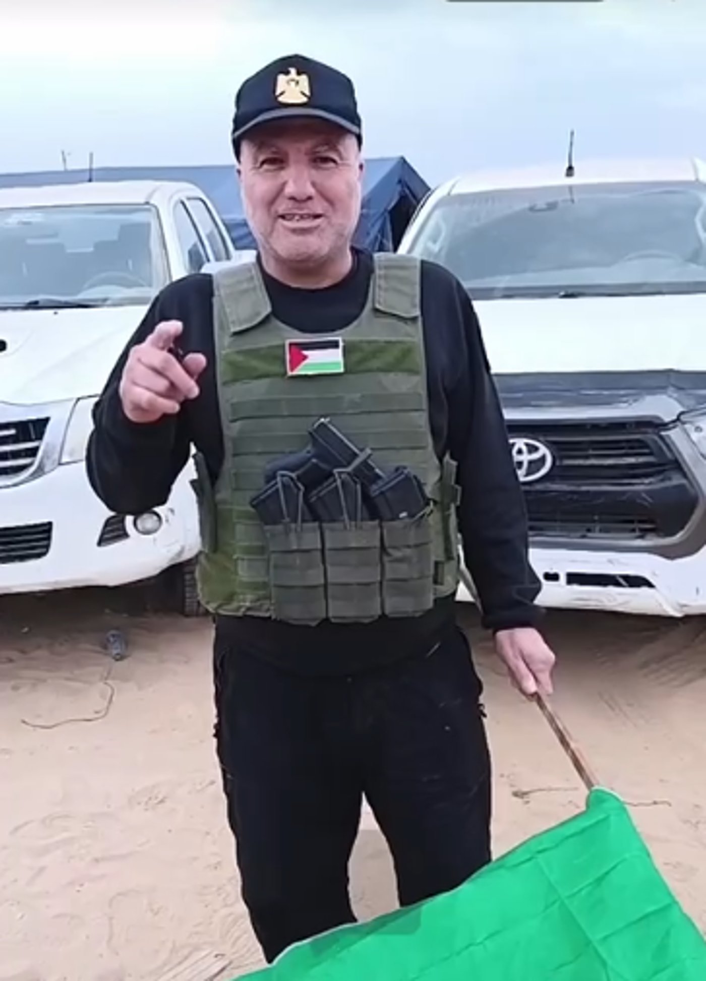 בלייב - חוסאם אל-אסטל פנה לחמאס ושרף את הדגל הירוק של ארגון הטרור: