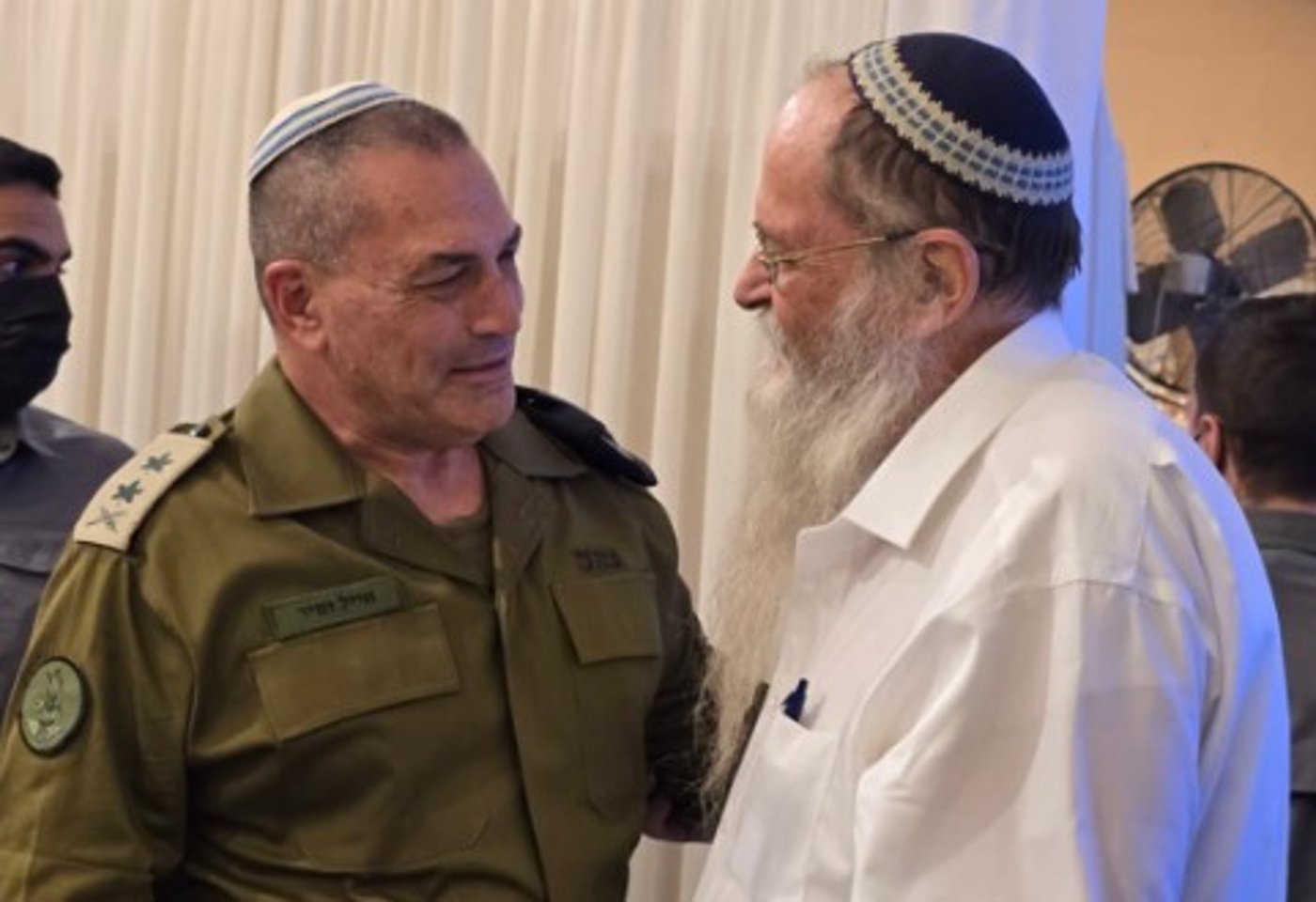 ביום המתוח: מה חיפש הרמטכ"ל אייל זמיר עם כיפה בחתונת תלמיד הישיבה? "זה היה נס שמיימי" 