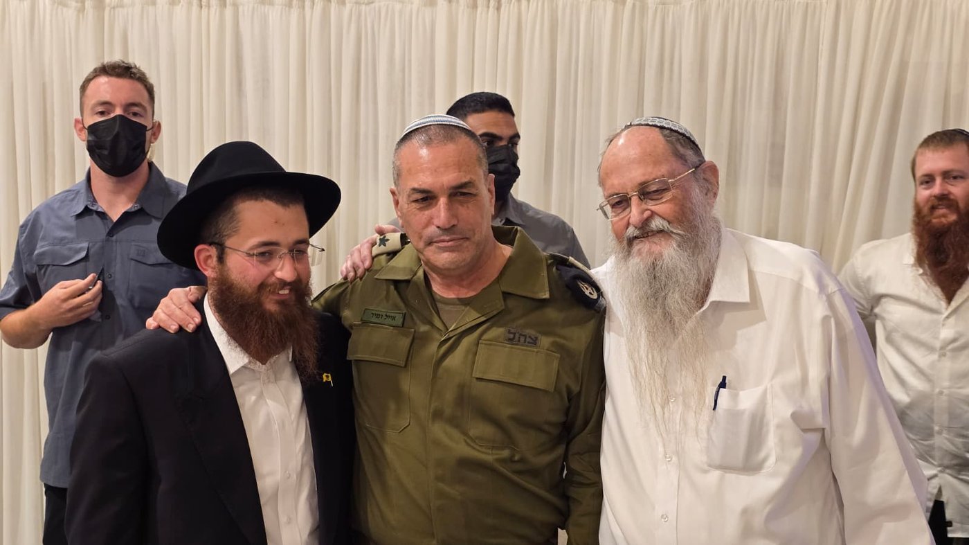 ביום המתוח: מה חיפש הרמטכ"ל אייל זמיר עם כיפה בחתונת תלמיד הישיבה? "זה היה נס שמיימי" 