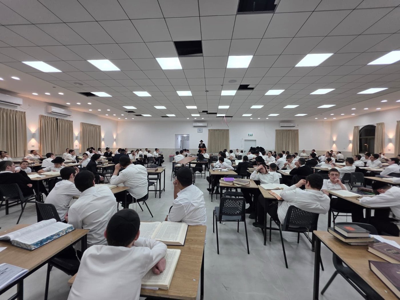 בעקבות מעצר בחורים: סבב ביקור חריג של בכירי רבני חב"ד בישיבות