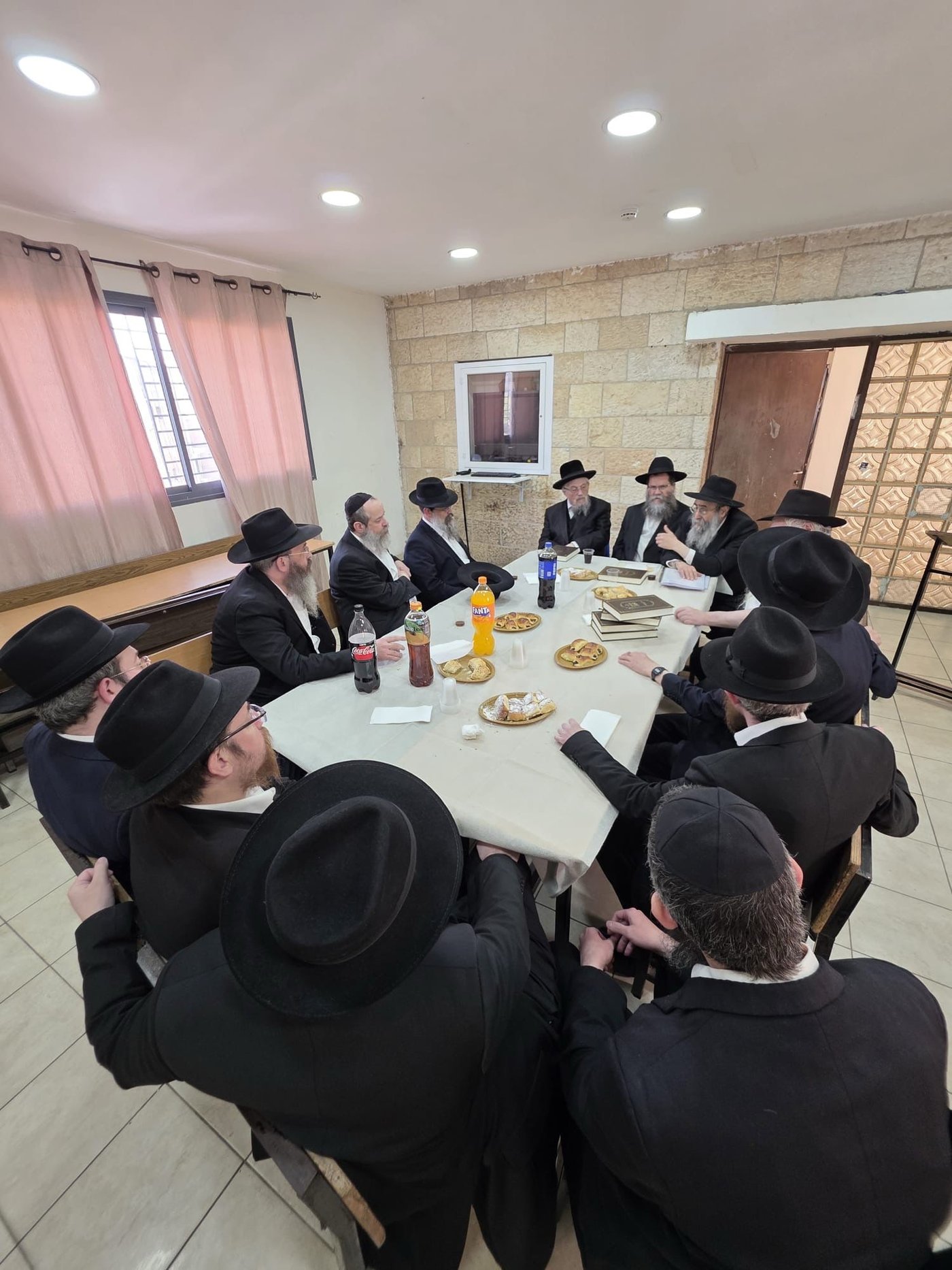 בעקבות מעצר בחורים: סבב ביקור חריג של בכירי רבני חב"ד בישיבות