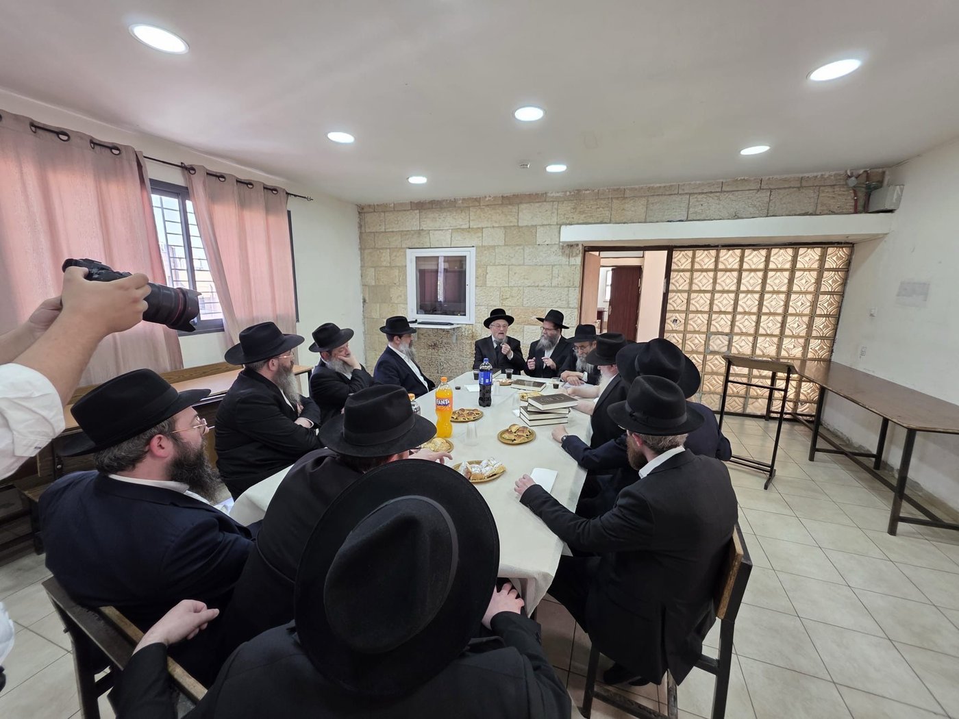 בעקבות מעצר בחורים: סבב ביקור חריג של בכירי רבני חב"ד בישיבות