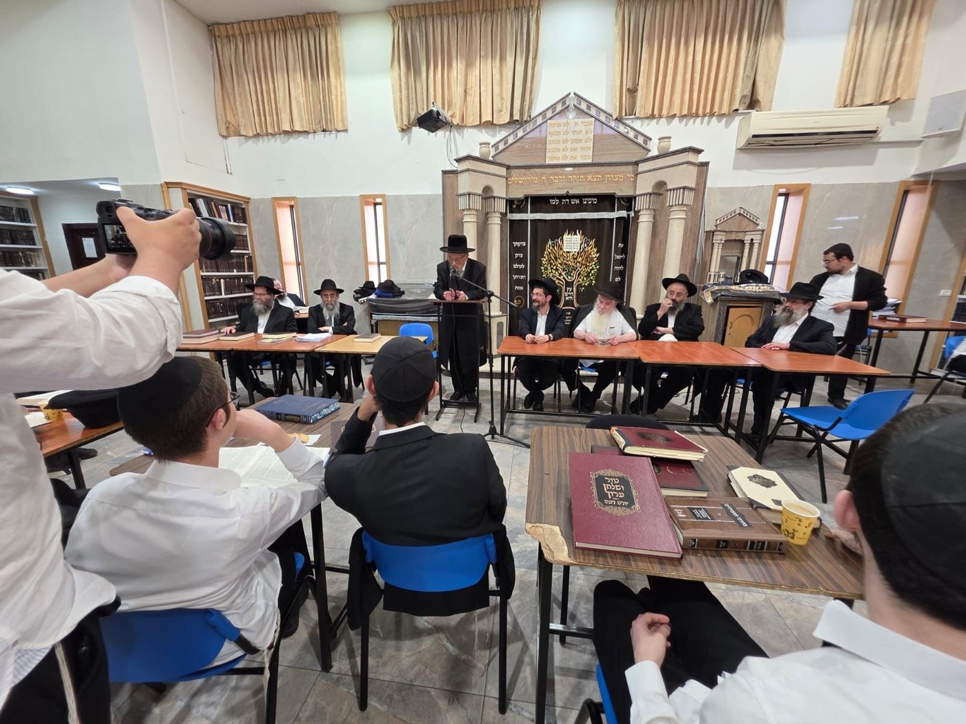 בעקבות מעצר בחורים: סבב ביקור חריג של בכירי רבני חב"ד בישיבות