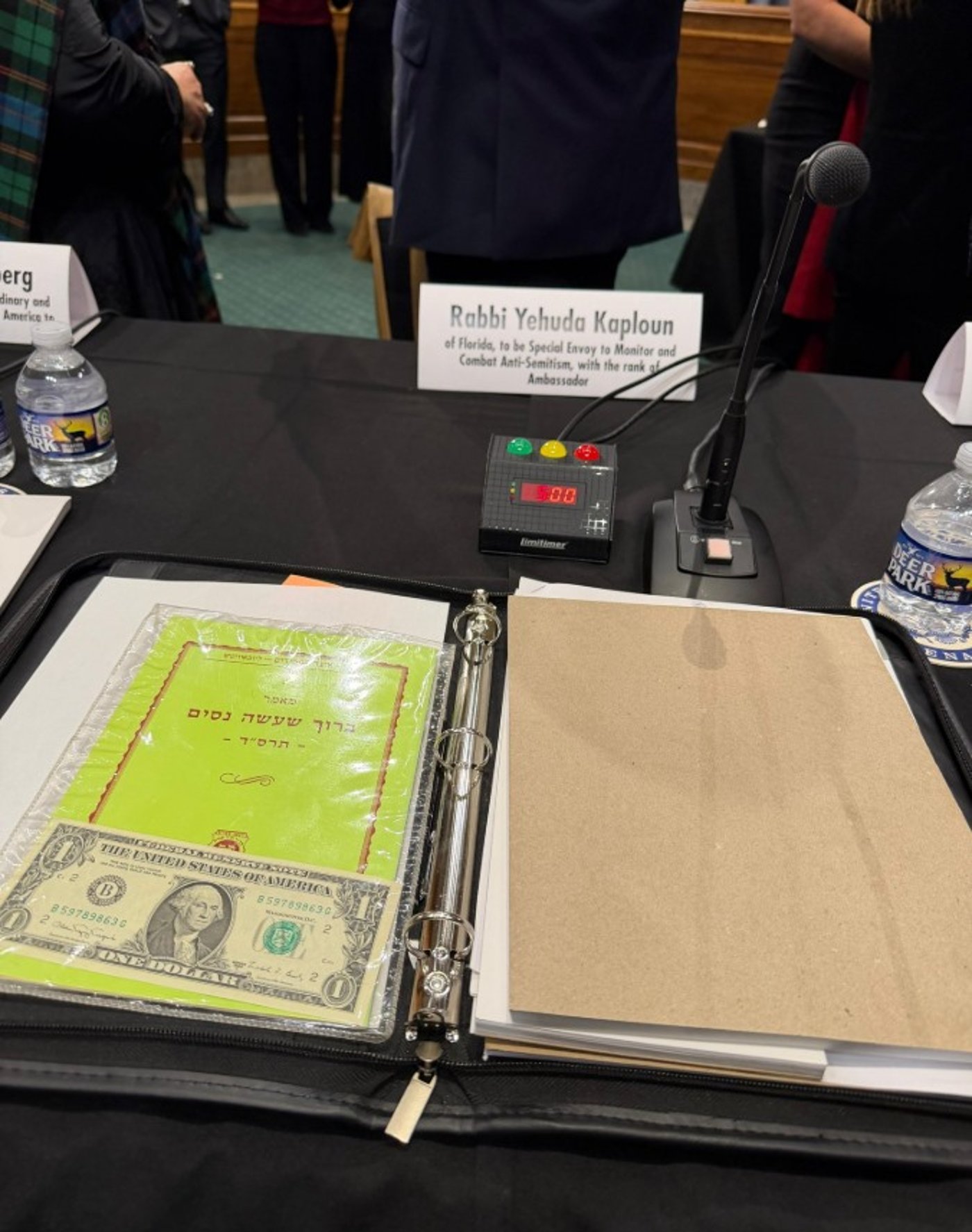 קונטרס מאמר חסידות "ברוך שעשה ניסים" ושטר של דולר שקיבל באופן אישי מידיו של הרבי מליובאוויטש. הפריטים שקפלון הביא עמו לשימוע