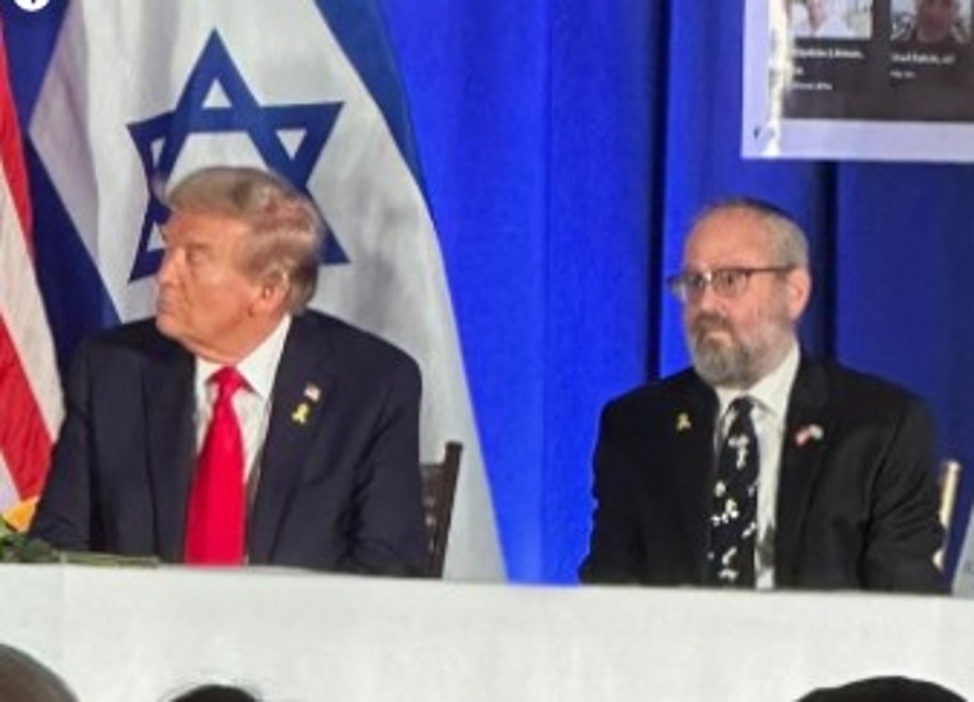 יהודה קפלןן לצידו של טראמפ בעצרת יהודית