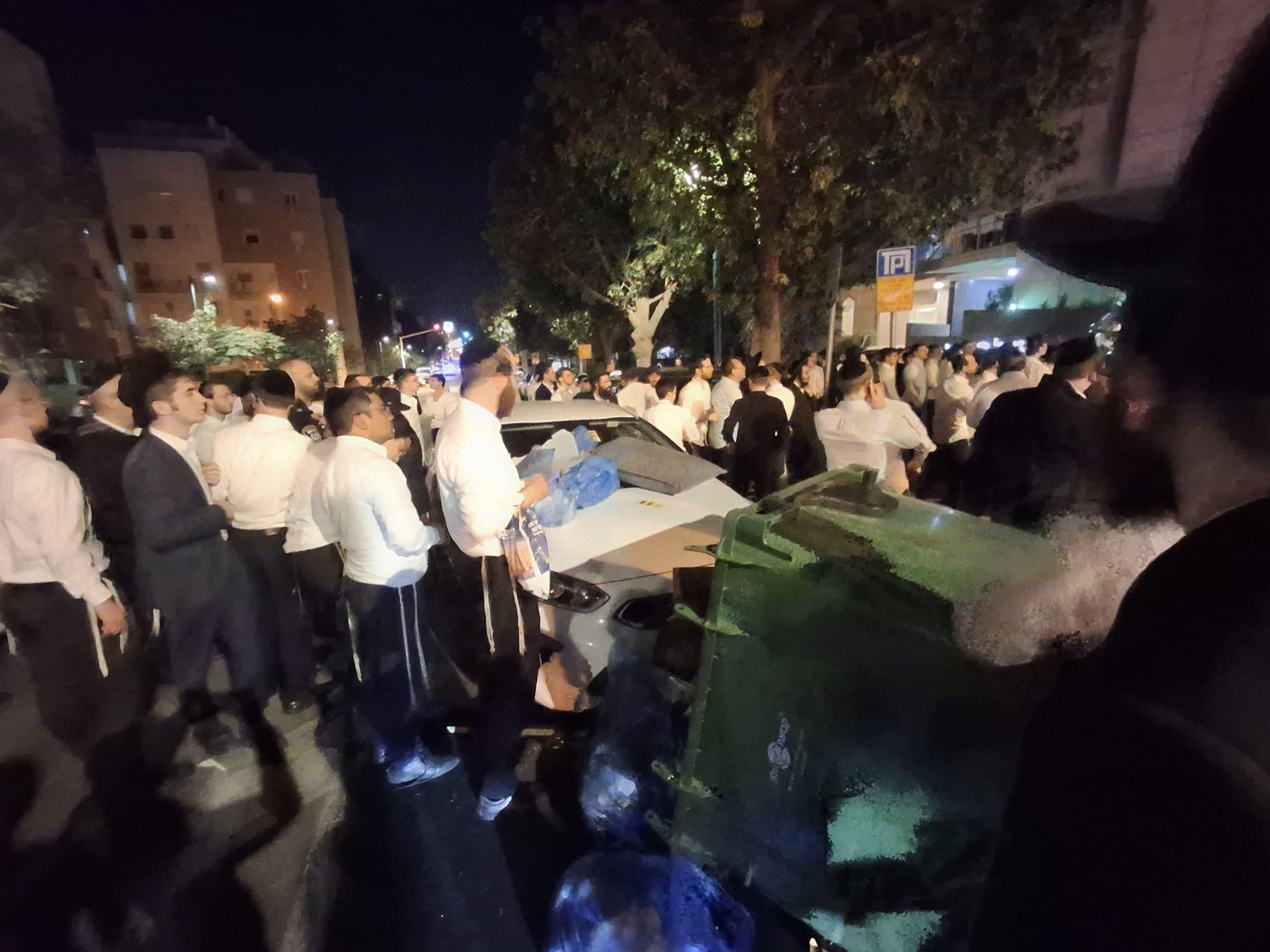 המשטרה הצבאית ניסתה לעצור תלמיד ישיבה, המונים הפגינו והפכו ניידת משטרה | שלושה נעצרו