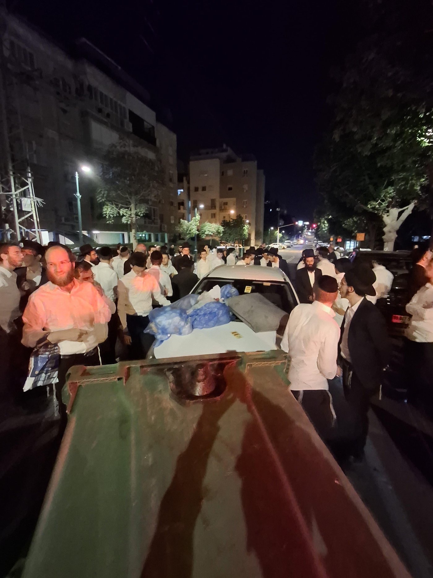 המשטרה הצבאית ניסתה לעצור תלמיד ישיבה, המונים הפגינו והפכו ניידת משטרה | שלושה נעצרו