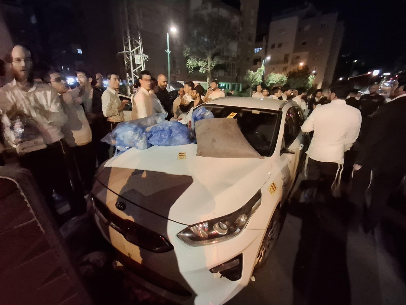 המשטרה הצבאית ניסתה לעצור תלמיד ישיבה, המונים הפגינו והפכו ניידת משטרה | שלושה נעצרו