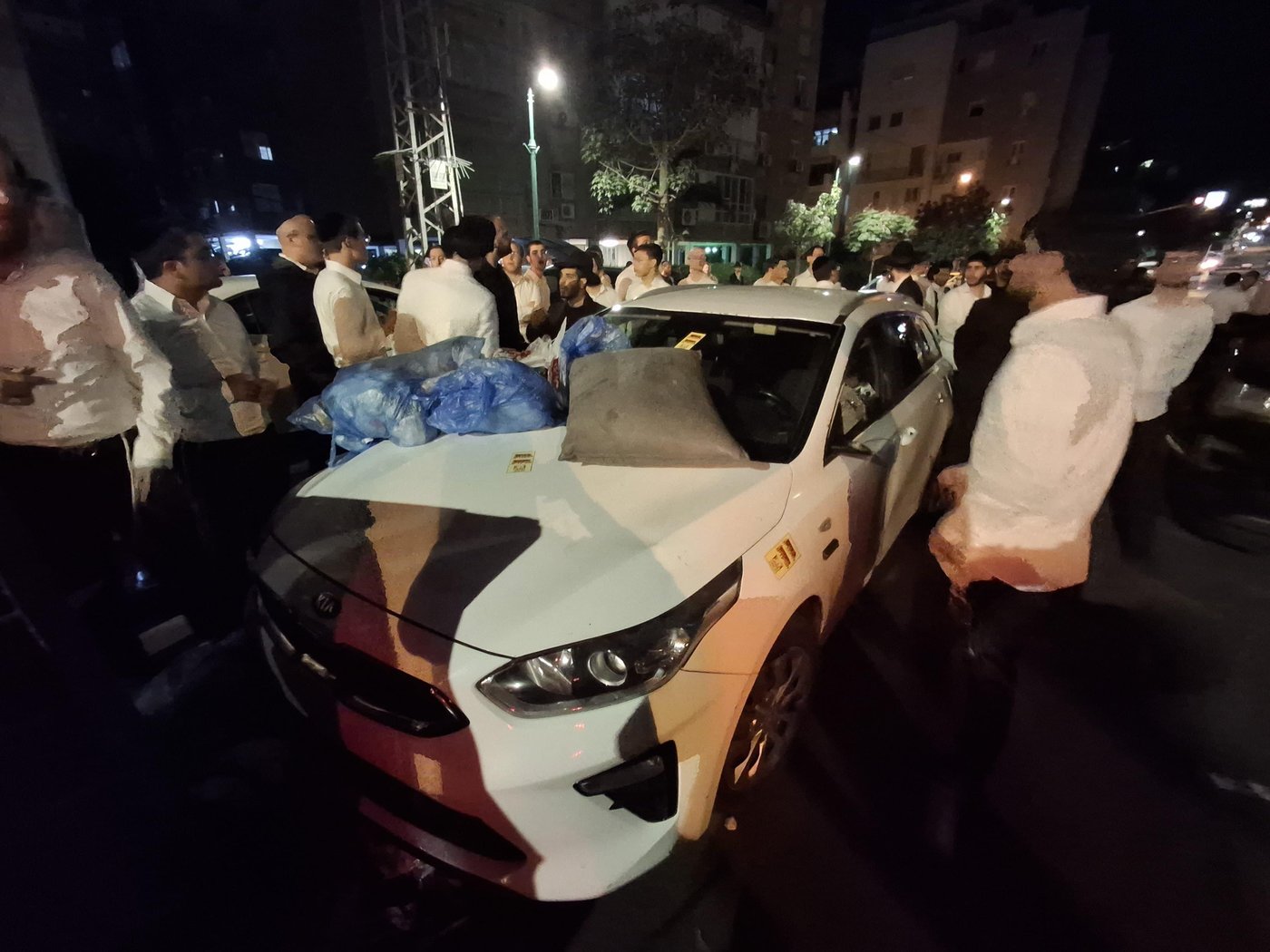 המשטרה הצבאית ניסתה לעצור תלמיד ישיבה, המונים הפגינו והפכו ניידת משטרה | שלושה נעצרו