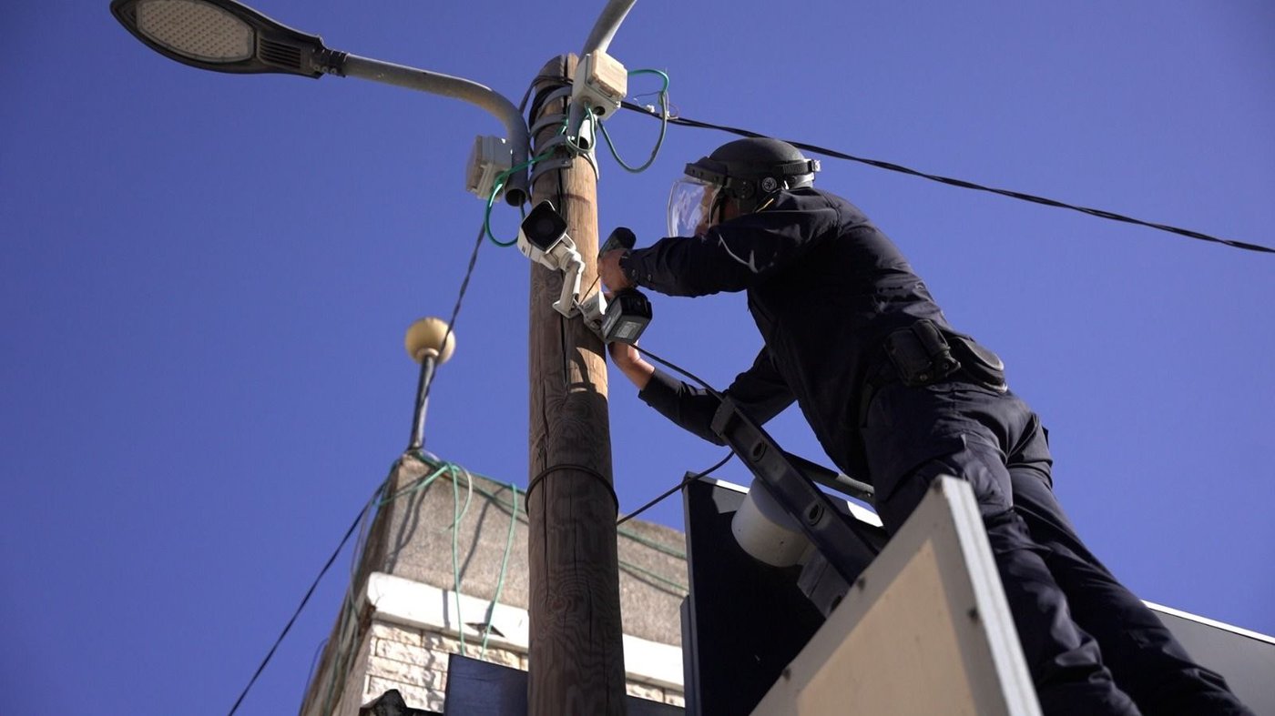 השוטרים מסירים את המצלמות בכפר כנא