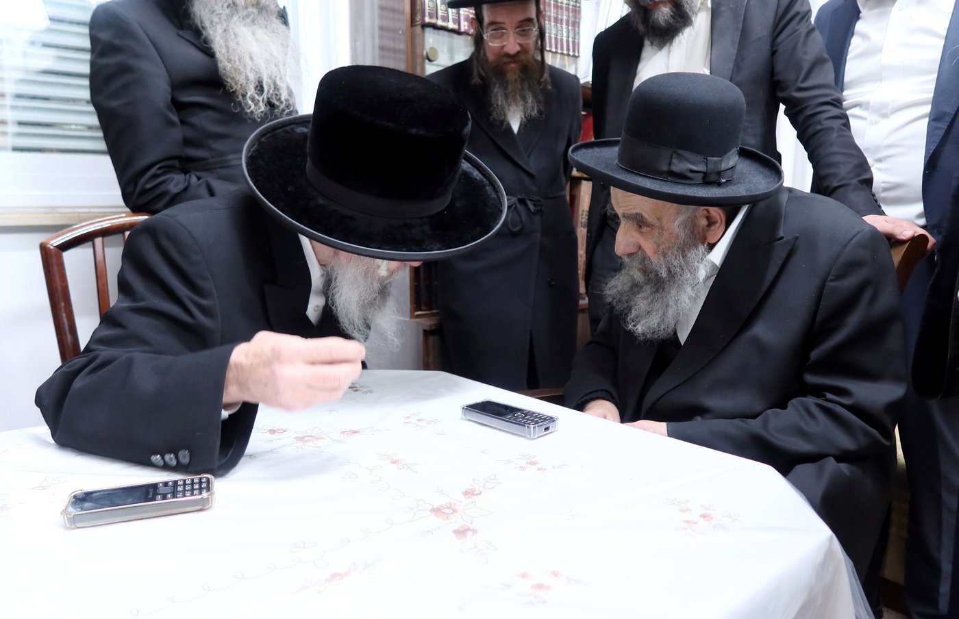 האדמו"ר מסלאנים בביקור אצל הגר"מ צדקה