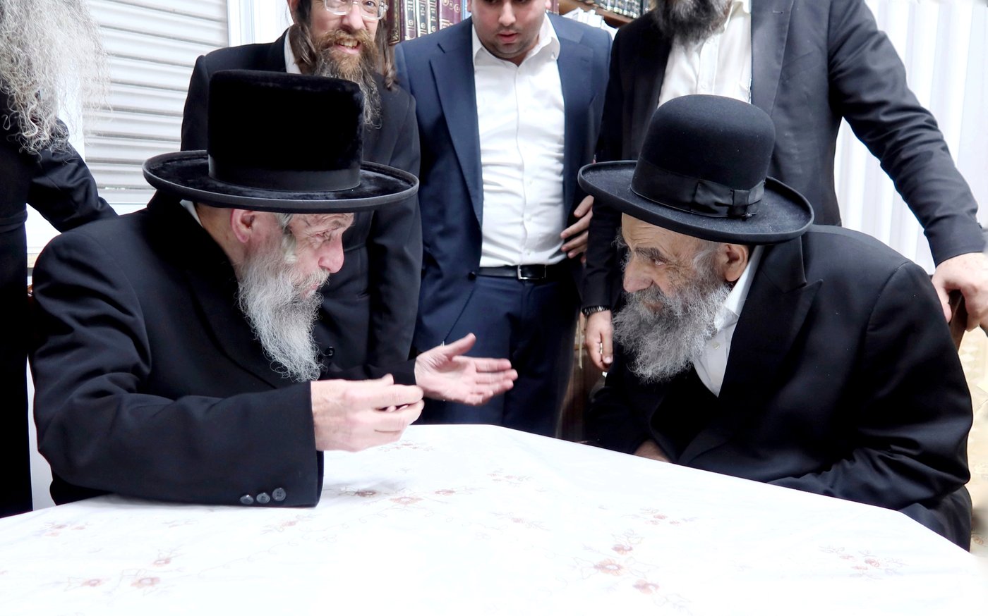 האדמו"ר מסלאנים בביקור אצל הגר"מ צדקה