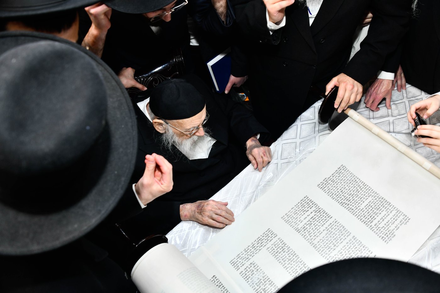 הכנסת ס"ת ע"י הגר"מ גריינמן