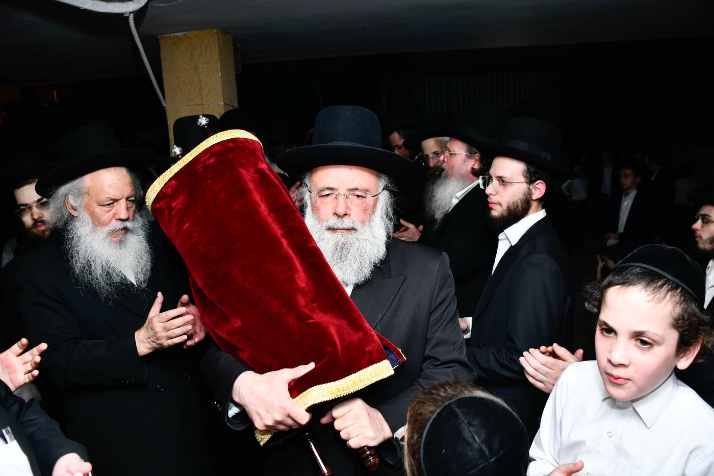 הכנסת ס"ת ע"י הגר"מ גריינמן