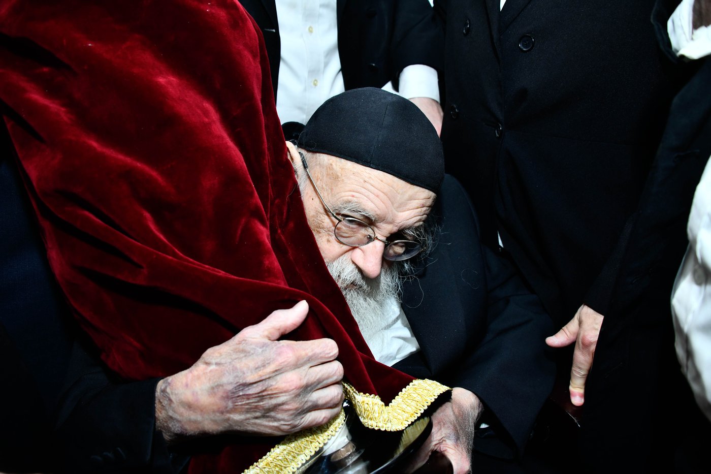 הכנסת ס"ת ע"י הגר"מ גריינמן