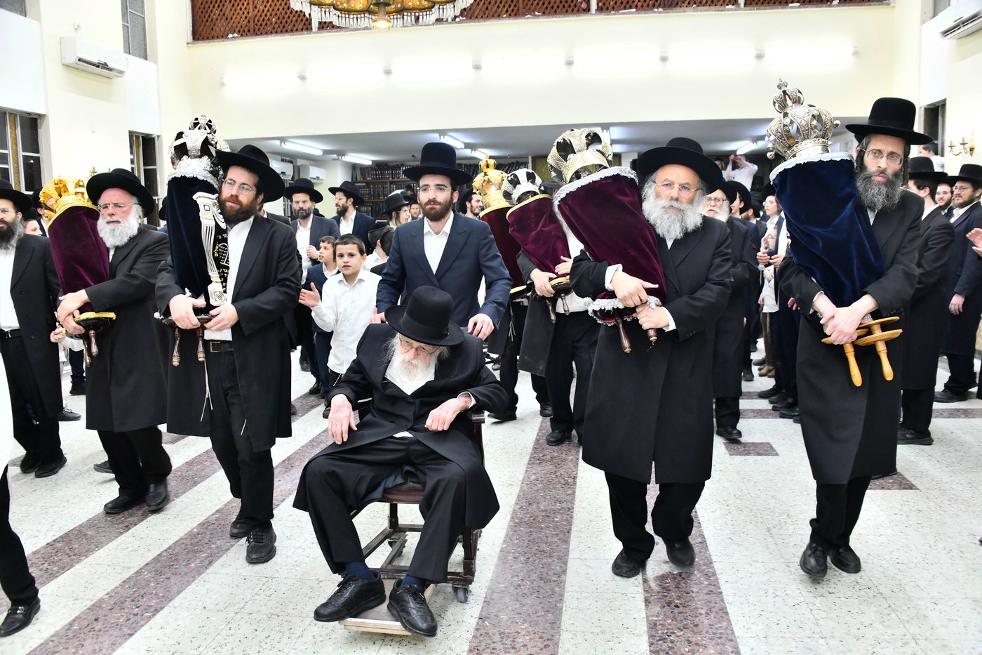 הכנסת ס"ת ע"י הגר"מ גריינמן